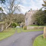 Whitehall Pele Tower 펜션 *