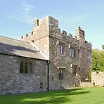Vakantiehuis Whitehall Pele Tower *